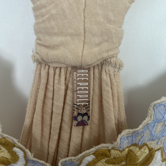 Free People beige top with floral design - Picture 2 of 3